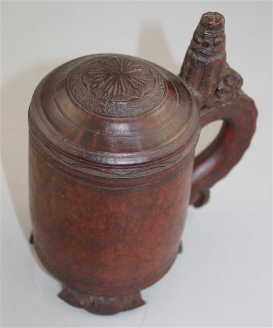 A 19th century Norwegian birch wood peg tankard, overall 6.5in.